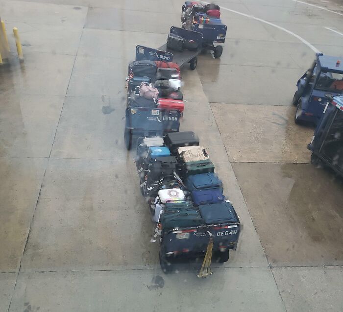 American Airlines dejó mis maletas bajo la lluvia