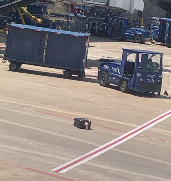 Esta maleta abandonada en la pista del aeropuerto