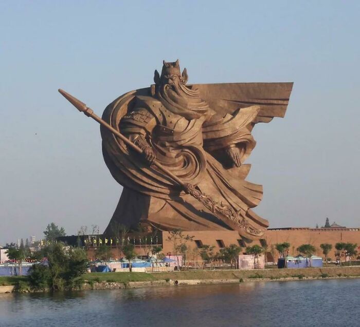 Una estatua gigante del héroe guerrero chino Guan Yu