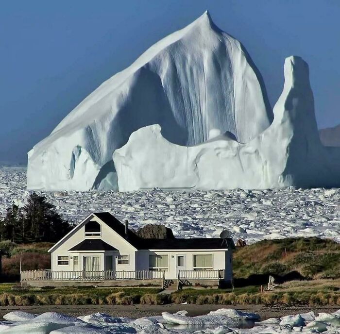 Un iceberg de 45 metros flotando junto a un pequeño pueblo de Terranova, Canadá. Me da mucho miedo