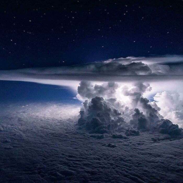 Una tormenta eléctrica imponente vista a 11.277 metros de altura sobre Panamá