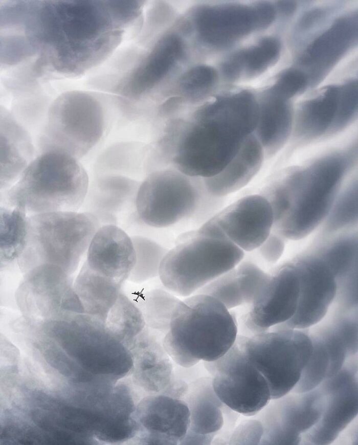 Un manto de nubes Mammatus que hacen ver más pequeño a un avión