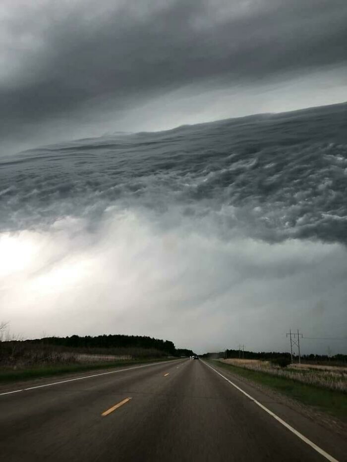 Una mujer de Minnesota captó recientemente una formación de nubes que parecía un océano en el cielo