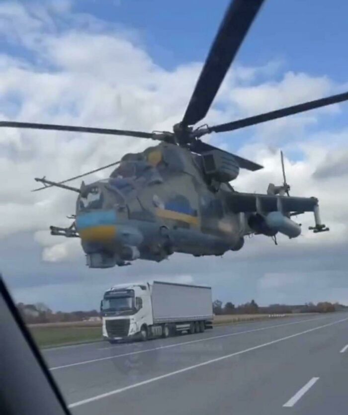Un helicóptero ucraniano vuela con el tráfico de la autopista para evitar el radar ruso
