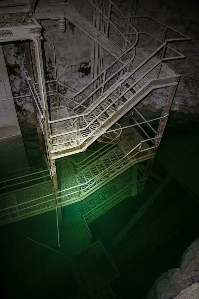 Escaleras para bajar al nivel inundado de una mina