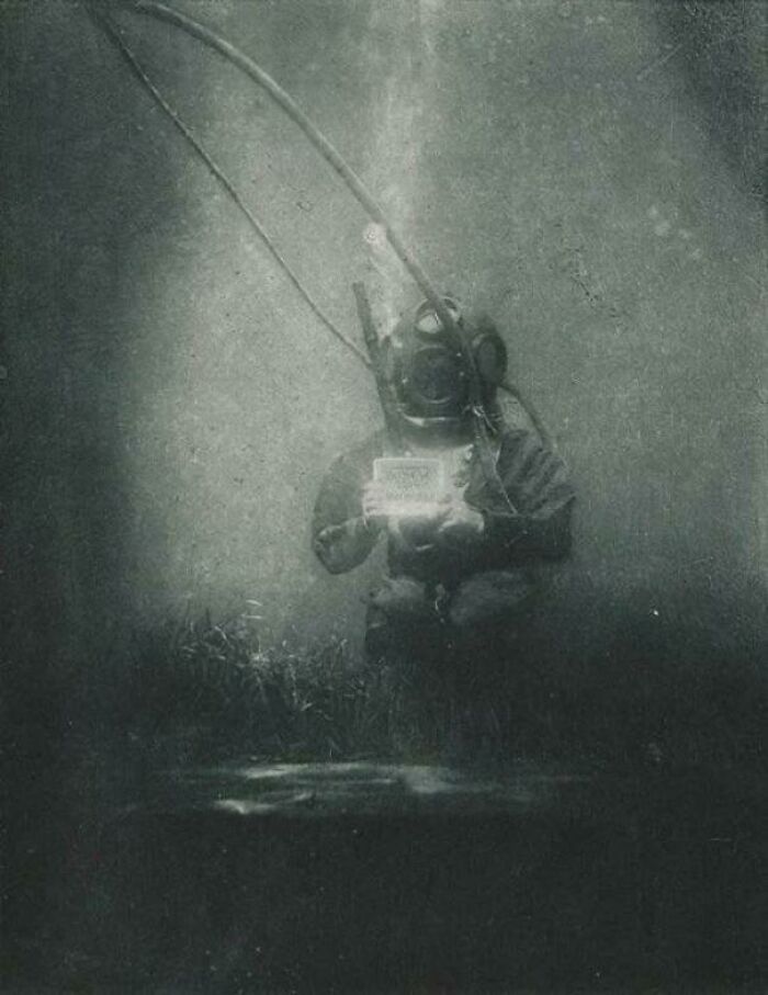 La primera fotografía submarina.  A Una Profundidad De 195 Pies En El Mediterráneo