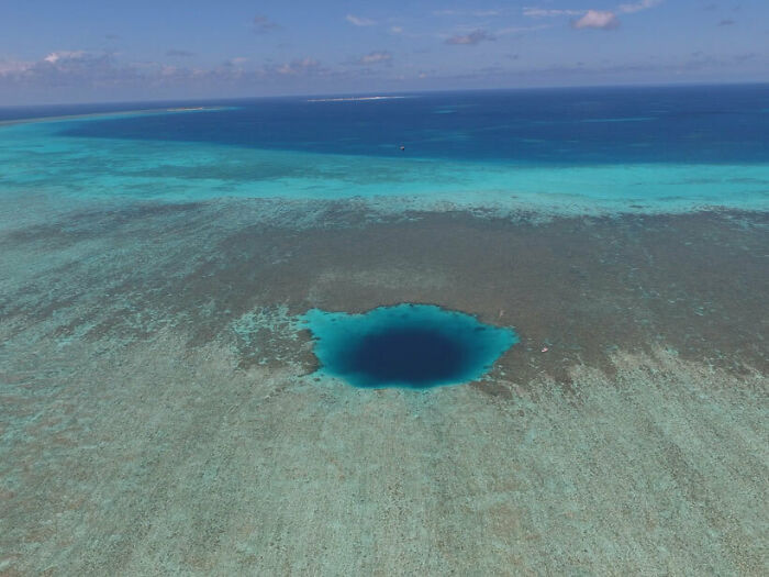 El Agujero del Dragón, en el Mar de China Meridional, es el agujero azul más profundo del mundo, con una profundidad de 300 metros