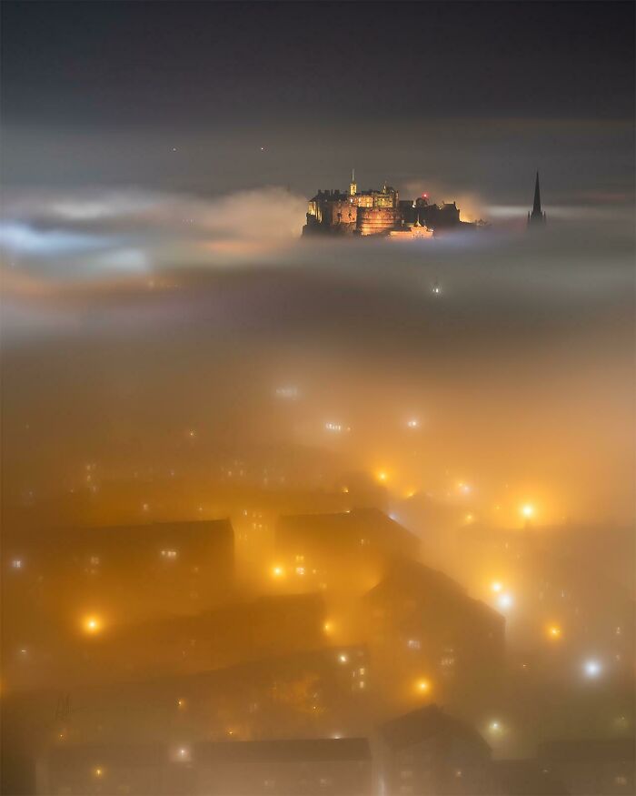 Tomé una foto de un castillo de Edimburgo rodeado por la niebla