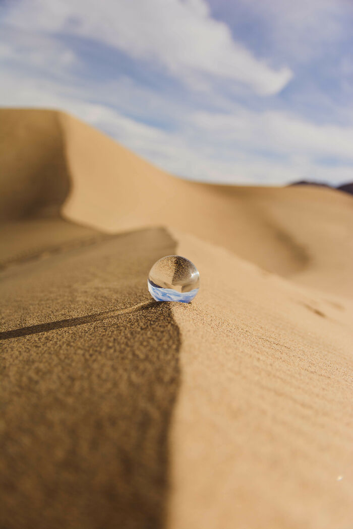 Tomé una foto de una bola de cristal sobre una duna de arena
