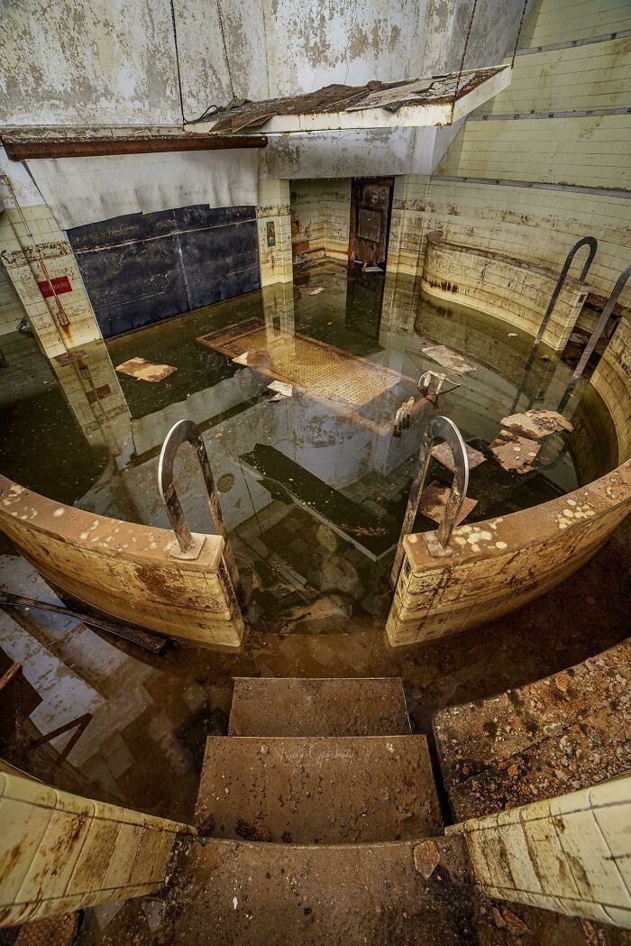 Sala de autopsias inundada en el sótano de un hospital de caridad
