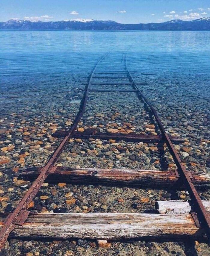 Las vías del tren desaparecen en el lago Tahoe, California