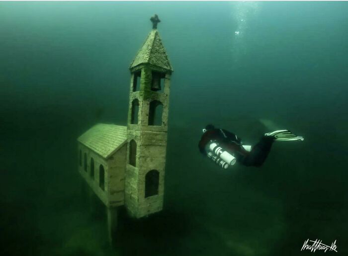 Una iglesia bajo el agua, situada en Llsesee, vía Undertow_photography
