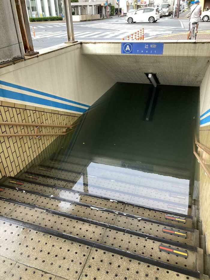 Paso de peatones inundado tras las recientes lluvias en Shizuoka, Japón