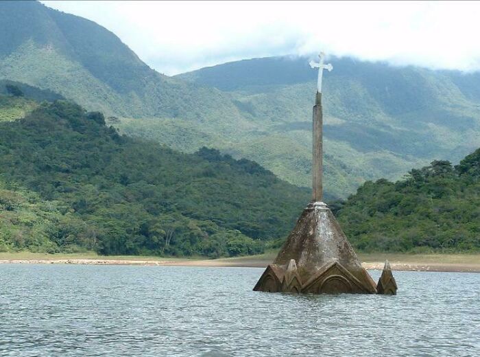 Lo único que queda sobre el agua de la ciudad venezolana de Potosí es la punta del campanario de la iglesia