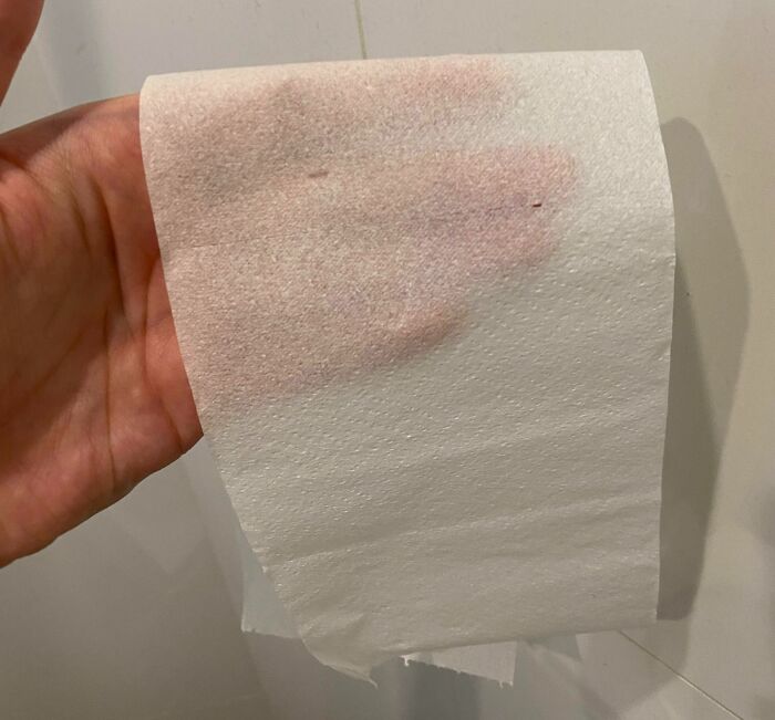 Le dije a mi compañero de piso que era su turno de comprar papel higiénico y trajo dos rollos de los más delgados con solo una hoja