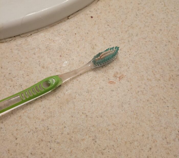 Mi compañero de piso ha estado usando mi cepillo de dientes