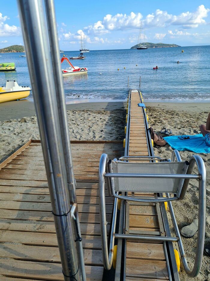 Silla deslizante para ayudar a personas con discapacidad a entrar al mar