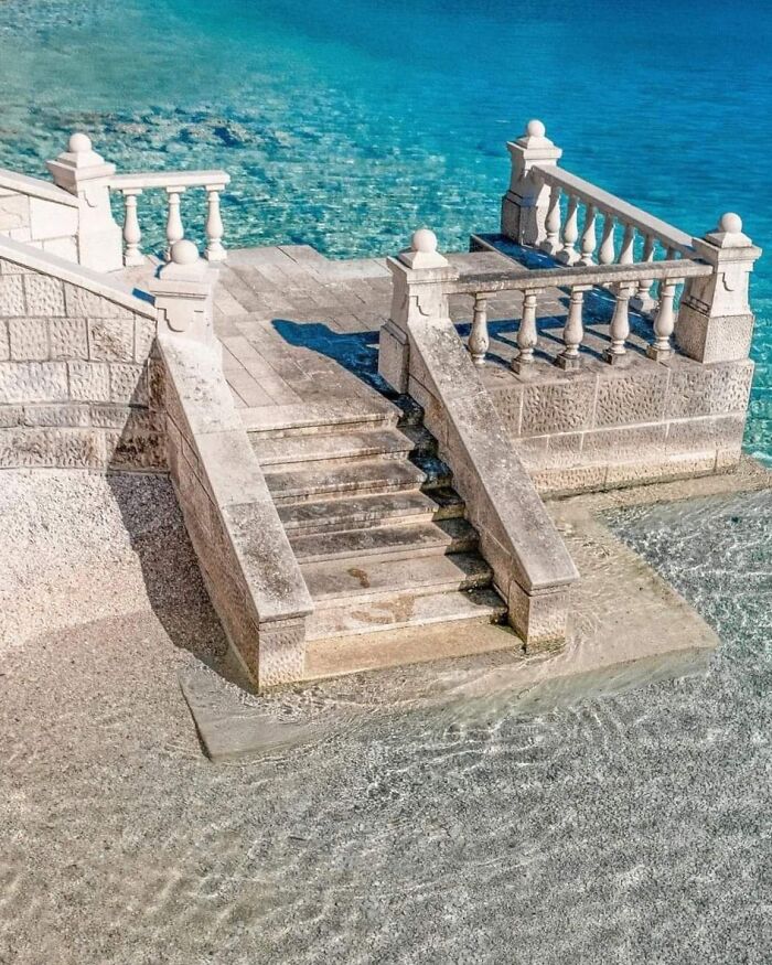 Esta elegante escalera que se adentra directamente en el mar. Artatore, Croacia