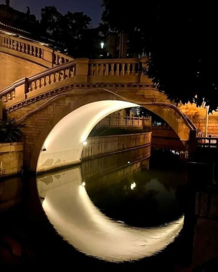 El reflejo del puente en el agua