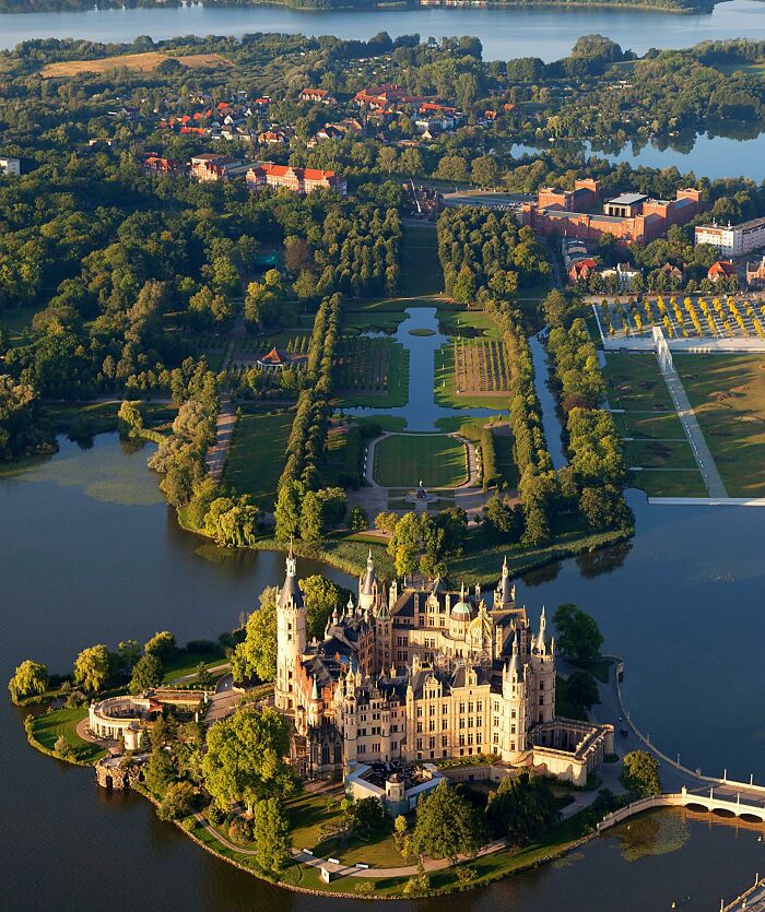 El castillo de Schwerin rodeado de agua