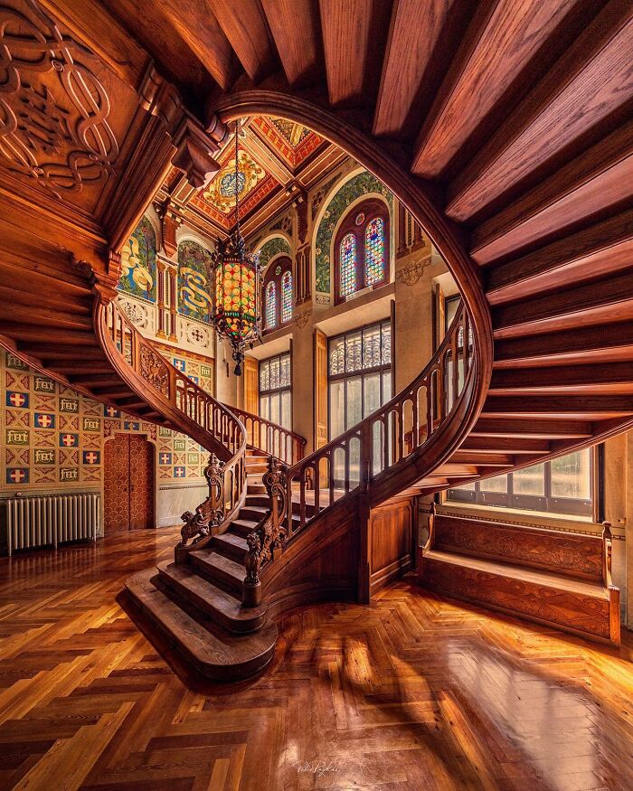 Escalera imperial de madera de roble en Castel Savoia, una villa de estilo ecléctico del siglo XIX construida para la reina consorte del reino de Italia, Margarita de Saboya, como casa de vacaciones en el Valle de Aosta, en el noroeste de Italia