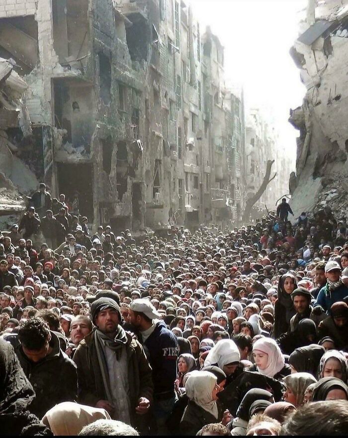 Sirios en el campamento Al Yarmouk esperando ayuda