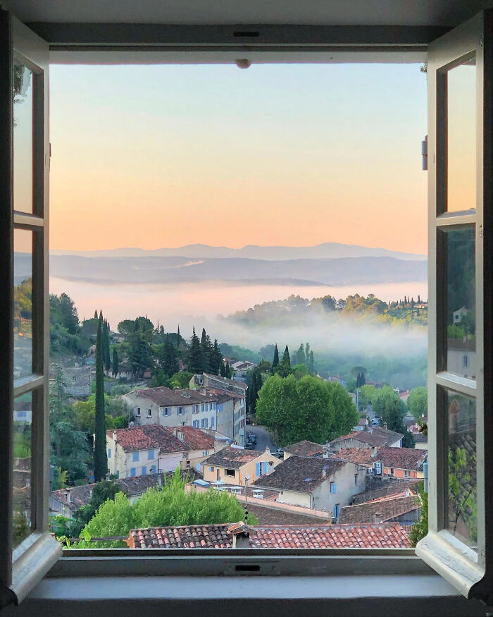 Pueblo de Cotignac cubierto de neblina matutina