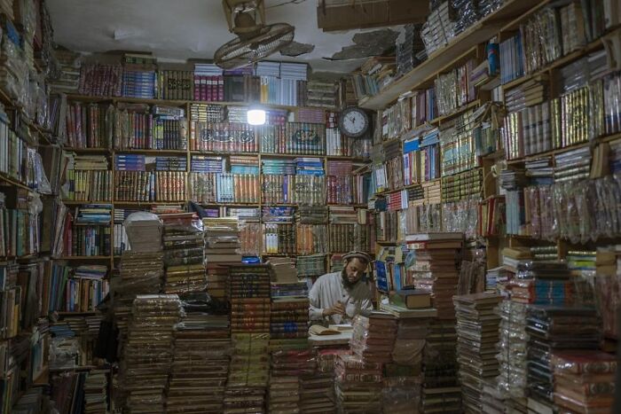 El dueño de la librería reparando un libro