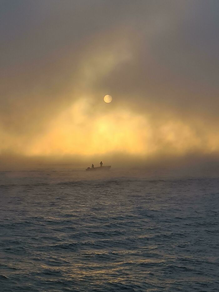 Barca en la niebla