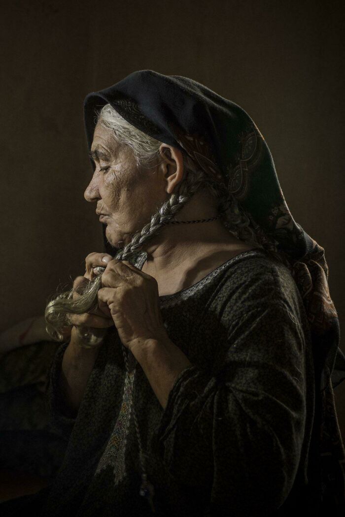 Mujer de Turkmenistán trenzándose el pelo