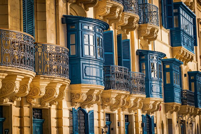 Arquitectura ornamentada de edificios y balcones en La Valeta, Malta