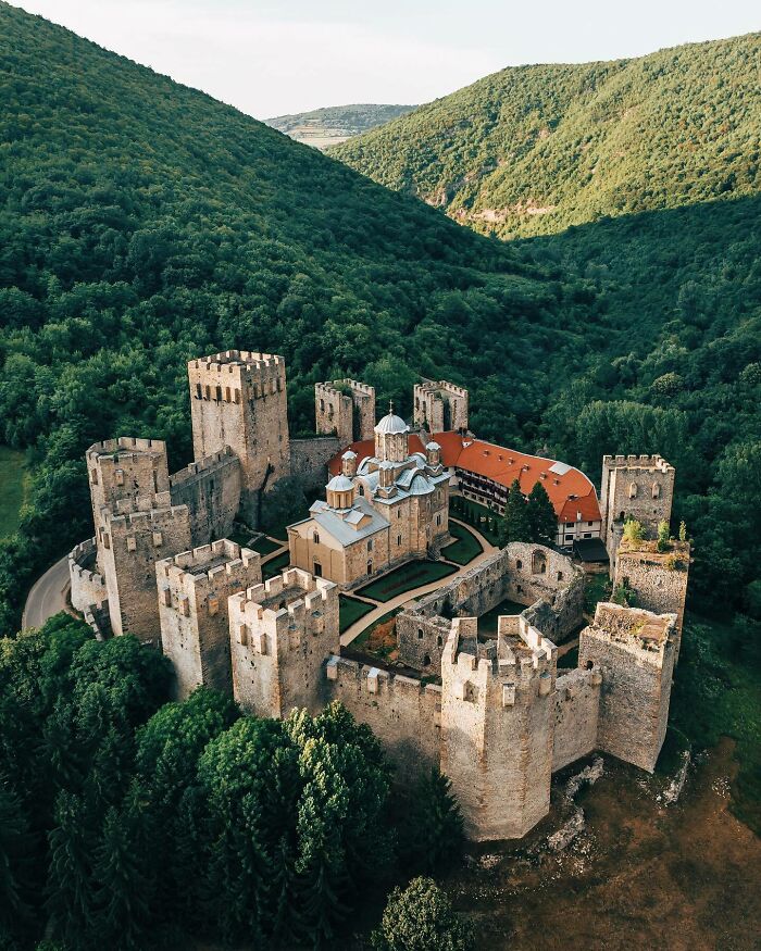 El monasterio de Manasija, un monasterio ortodoxo serbio fundado a principios del siglo XV que está rodeado de enormes fortificaciones que constan de 11 torres unidas por enormes murallas, Despotovac, distrito de Pomoravlje, Serbia central