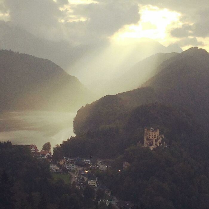 Castillo Hohenschwangau y la luz sobre el lago Alpsee