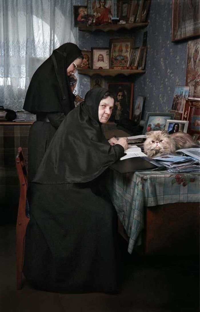 Dos mujeres en un convento con un gato