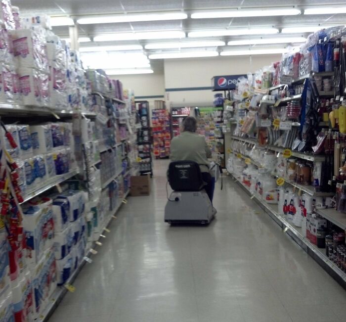 This Lazy Lady Stole The Cart From A Lady With A Broken Neck