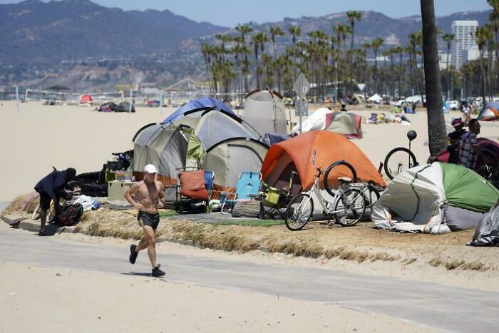 Campamento de indigentes en Venice Beach, California