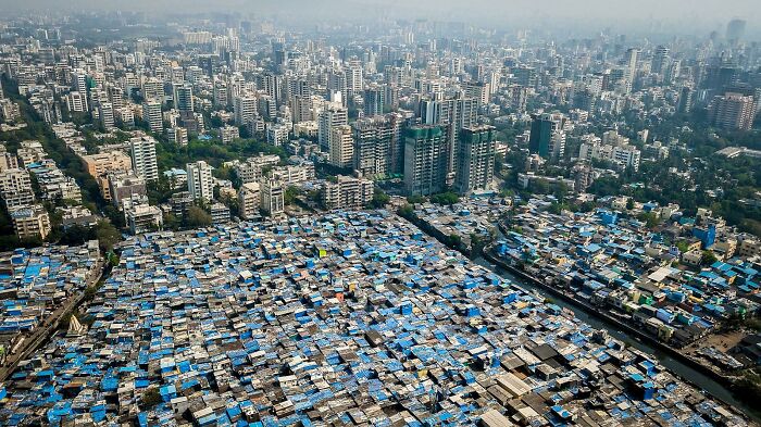 Bombay, India. La brecha entre los más ricos de la India y unos de los más pobres. La extrema desigualdad de la riqueza en escena