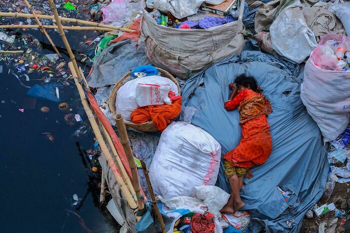 Dormir, Bangladesh. Un gran número de personas sin hogar en Dhaka, Bangladesh, han perdido sus propiedades debido a los desastres naturales. Para ellos, una calle asfaltada es lo mejor que pueden desear, de lo contrario tienen que dormir sobre basura de plástico