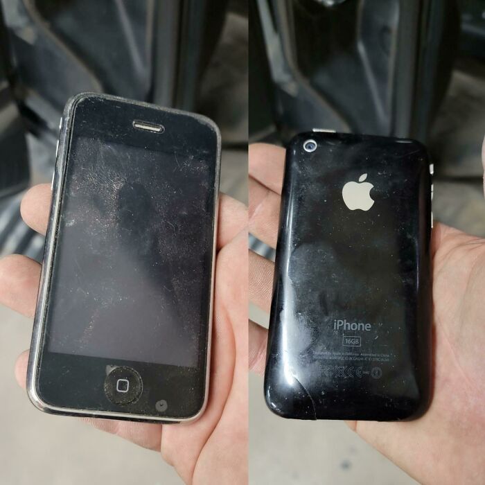 ¡Tuve que sacar los asientos traseros de un F250 del 2012 para un trabajo de carrocería, y encontré un iPhone de segunda generación sólidamente encajado detrás de un asiento! Me pregunto cuánto tiempo ha estado allí