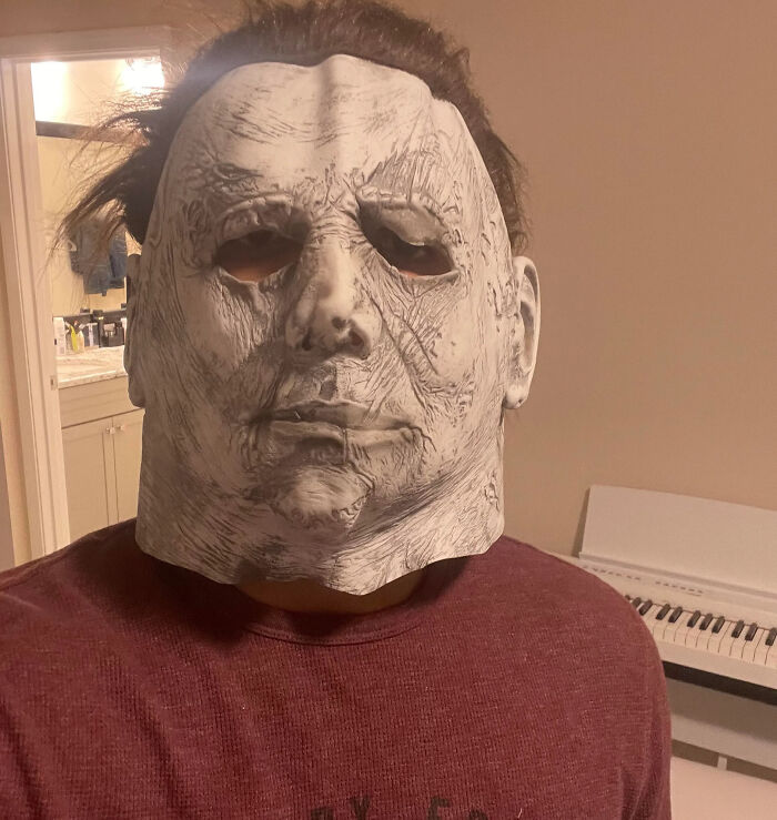 En Amazon, pagué 76 dólares por esta máscara de Michael Myers
