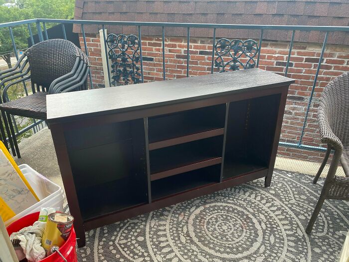 Found A Gorgeous Entertainment Center In My Building’s Trash—i Would’ve Paid Good Money For This!