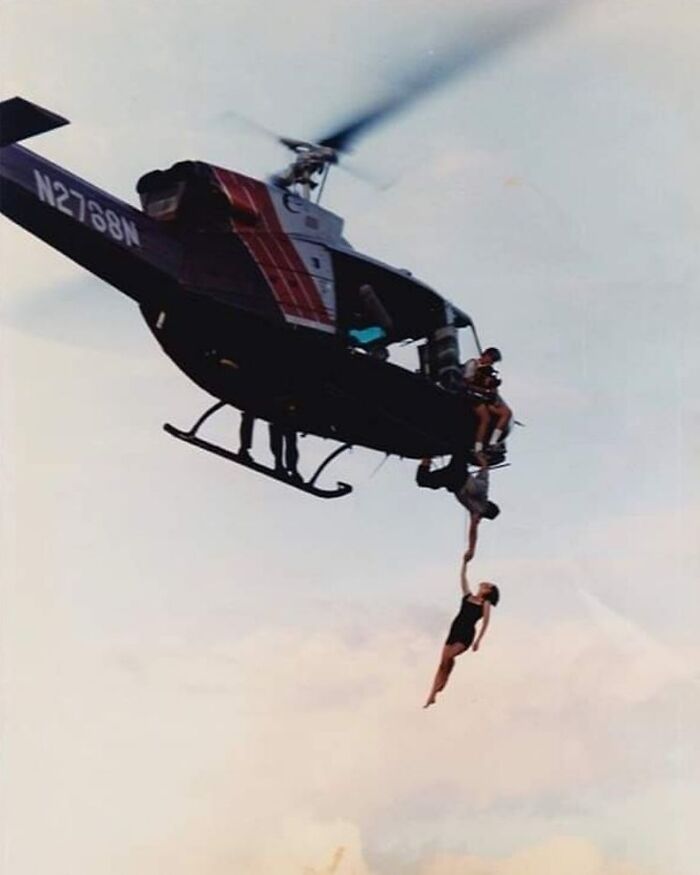 Jamie Lee Curtis, con el doble de Arnold Schwarzenegger y James Cameron, filmando la escena del helicóptero para Mentiras Arriesgadas (19 de noviembre de 1993)