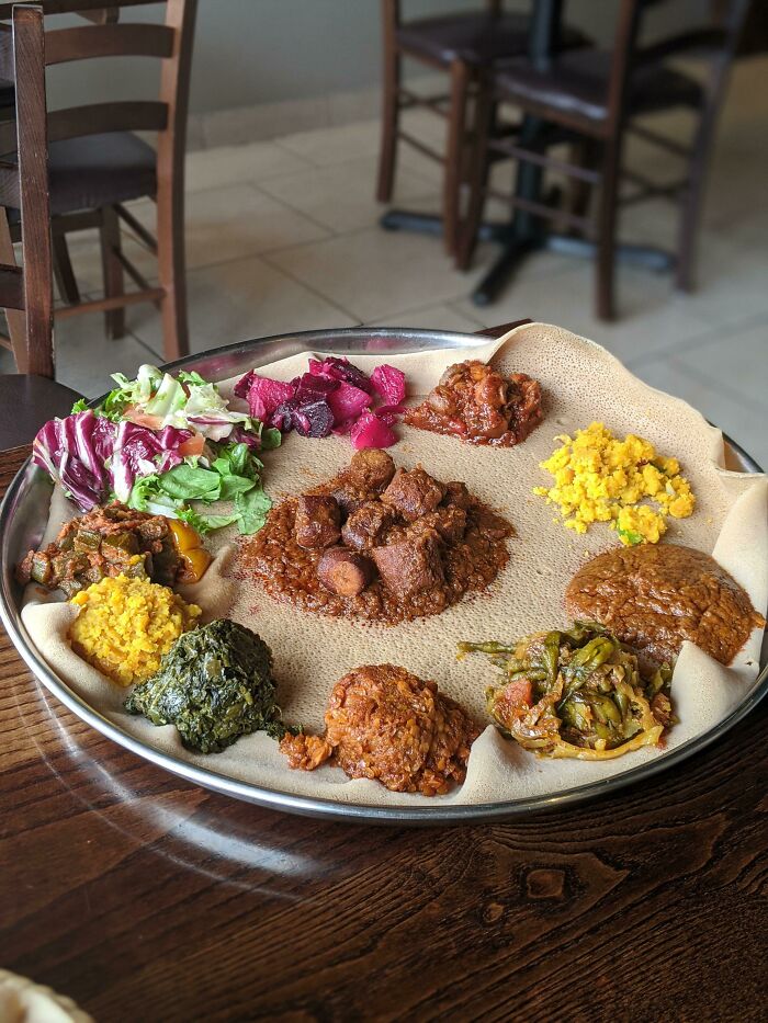 Injera con una variedad de platos etíopes