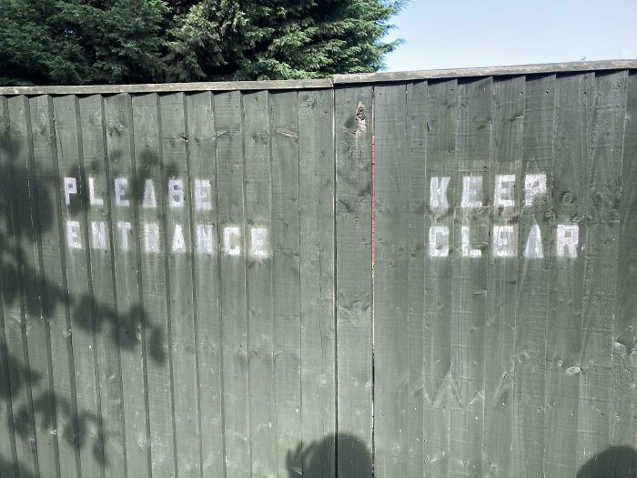 Please Entrance, Keep Clear!