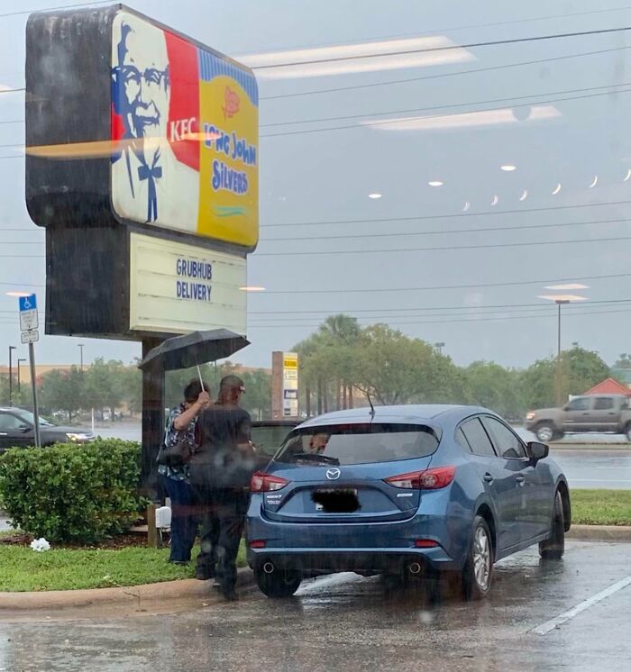 This Employee Helping A Lady Carry Her Food To Her Car In The Rain, Then Going Back Inside Without The Umbrella