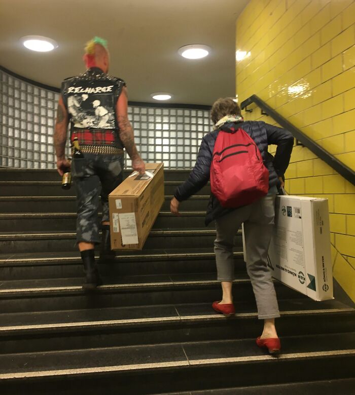 Este punk ayuda a una mujer a cargar cosas pesadas en el metro de Berlín