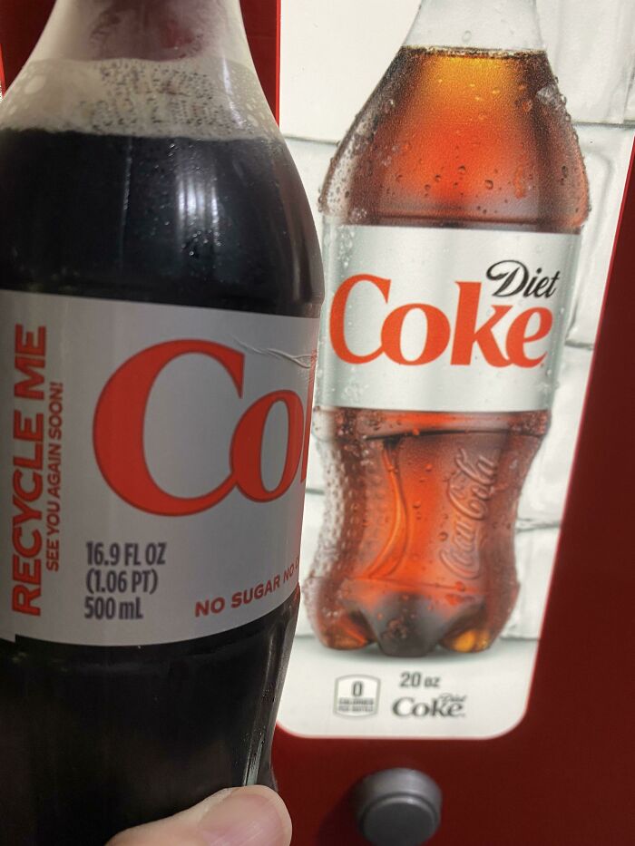 Máquina de Coca-Cola vs. la botella dispensada