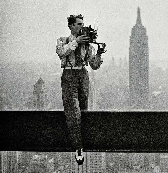 ¿Recuerdas esa foto de los trabajadores de la construcción almorzando en un rascacielos inacabado de Nueva York? Pues aquí está el fotógrafo Charles Ebbets. 20/09/1932