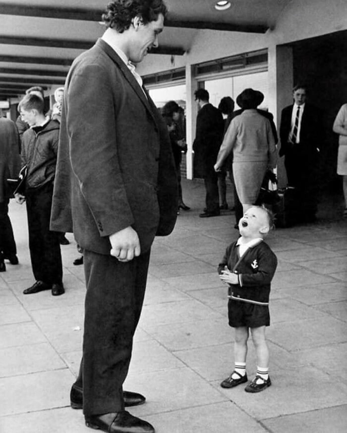 La reacción de un niño al conocer a Andre el Gigante (años 70)