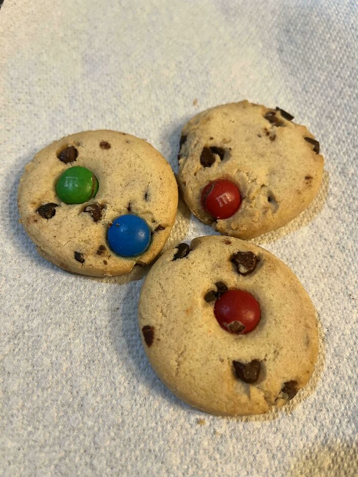 Well Now They’ve Gone Too Far. [keebler Rainbow Chips Deluxe - Should Have 3 M&m’s Per Cookie]